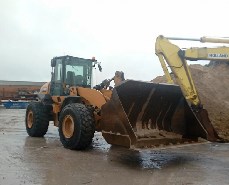 8. Cargadora Case 821 F