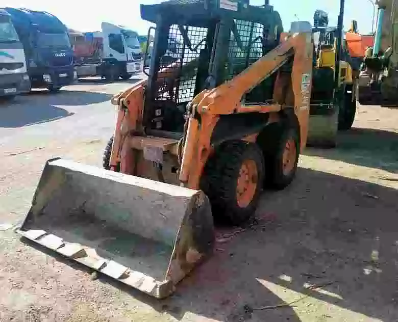 4. Minicargadora CASE 410