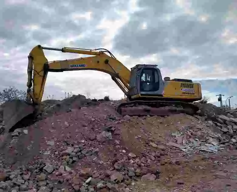 7. Excavadora New Holland E 485 Beh