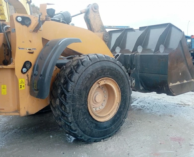 9. Cargadora Case 821 F