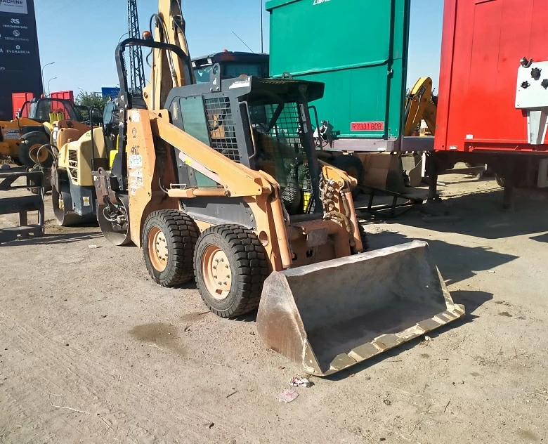 7. Minicargadora CASE 410