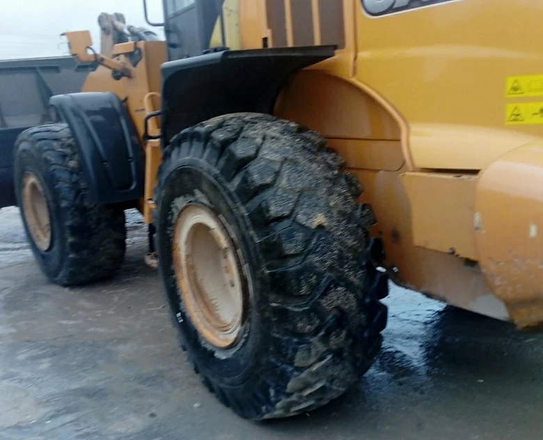 3. Cargadora Case 821 F