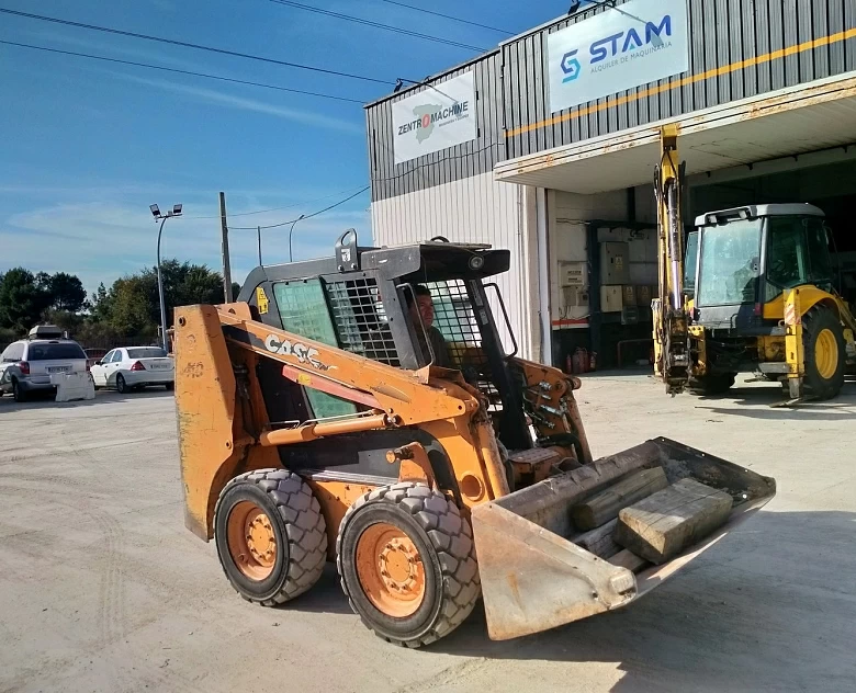 4. Minicargadora CASE 410