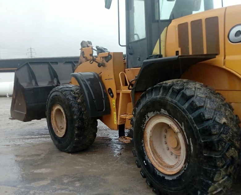 4. Cargadora Case 821 F