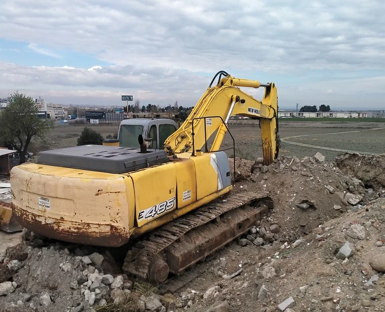 4. Excavadora New Holland E 485 Beh