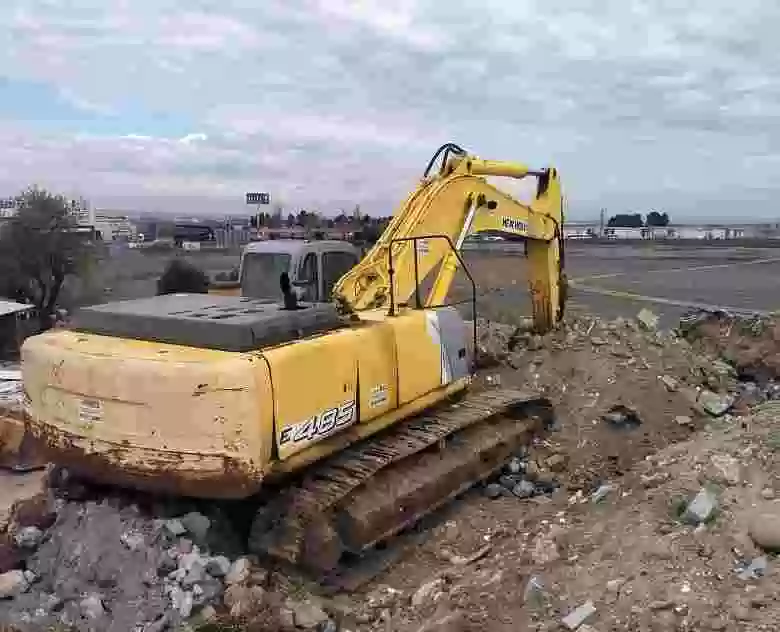 4. Excavadora New Holland E 485 Beh