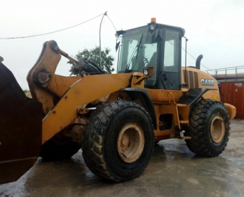 1. Cargadora Case 821 F