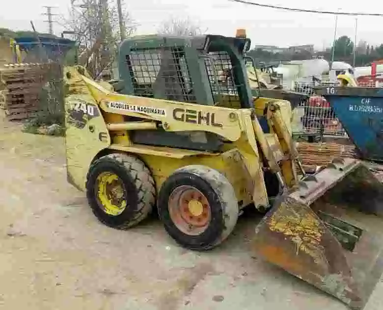3. Mini Cargadora GEHL 4240