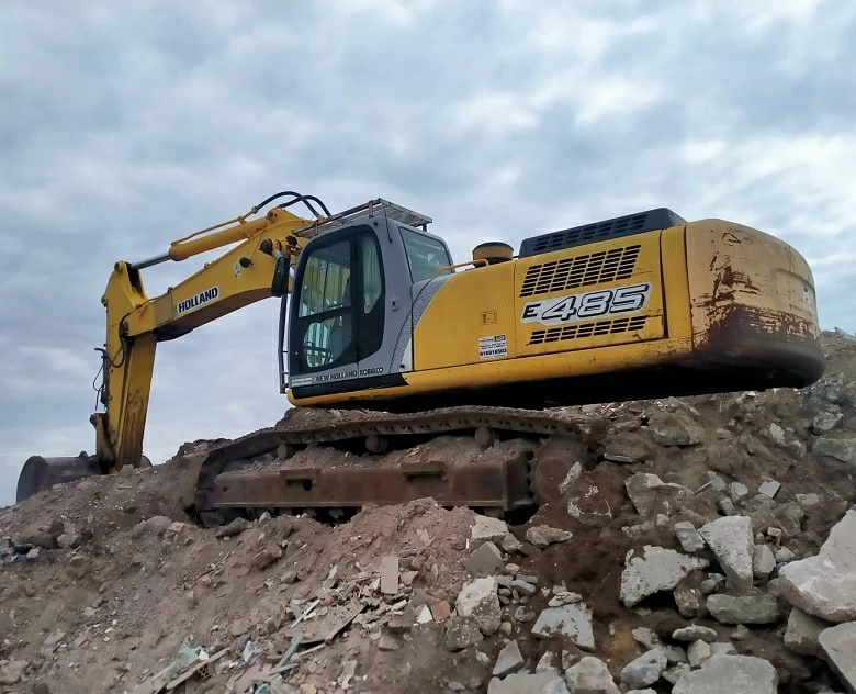 6. Excavadora New Holland E 485 Beh