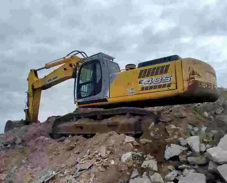 6. Excavadora New Holland E 485 Beh