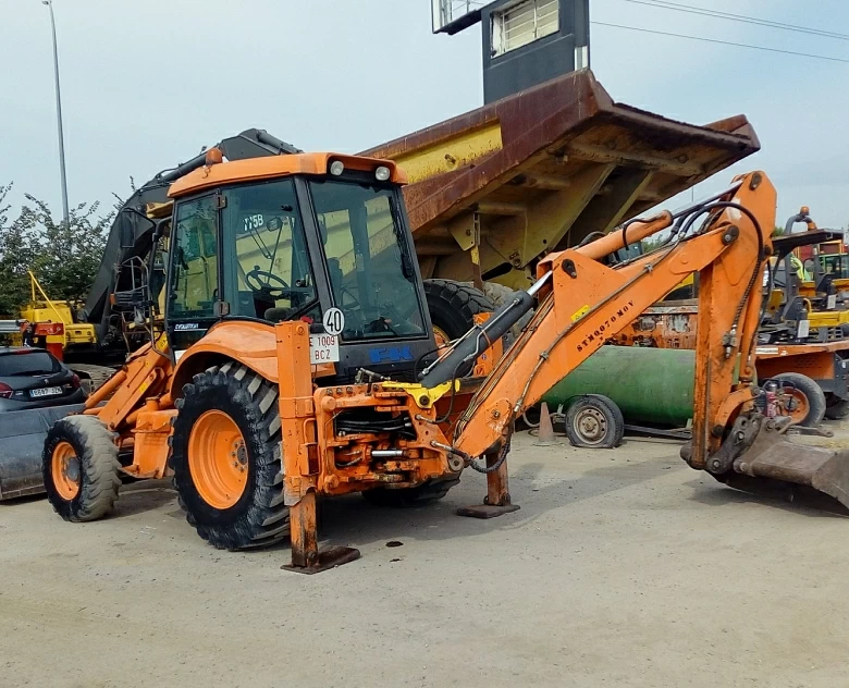 4. Retrocargadora Fiat Kobelco B95