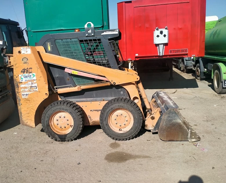 6. Minicargadora CASE 410