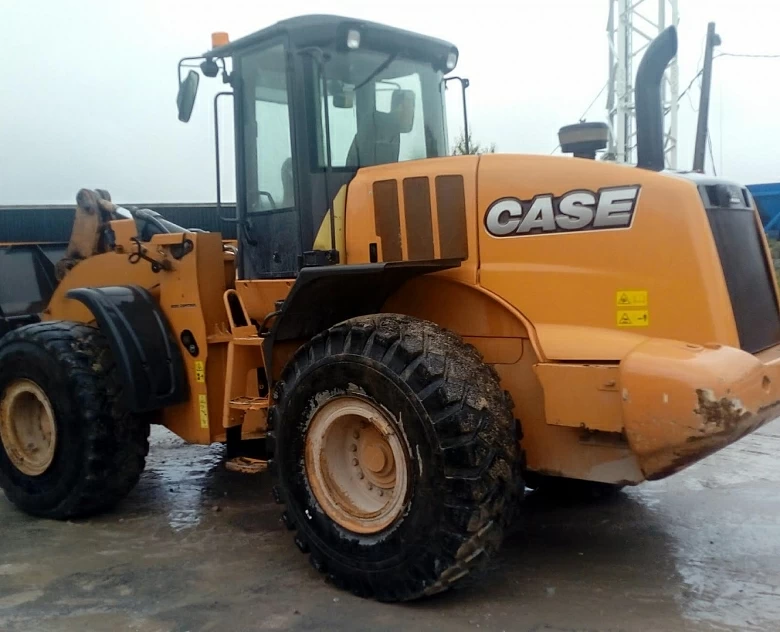 5. Cargadora Case 821 F