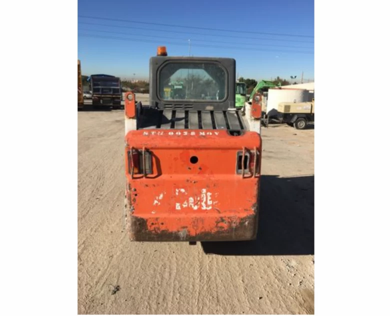 4. MINICARGADORA Bobcat S 130