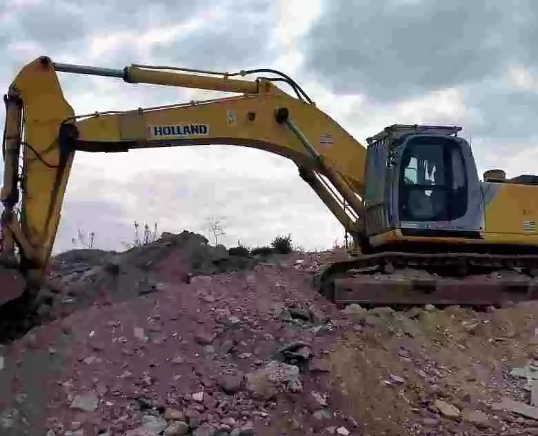 5. Excavadora New Holland E 485 Beh