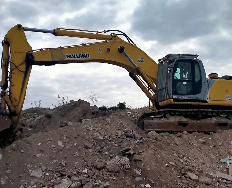 5. Excavadora New Holland E 485 Beh